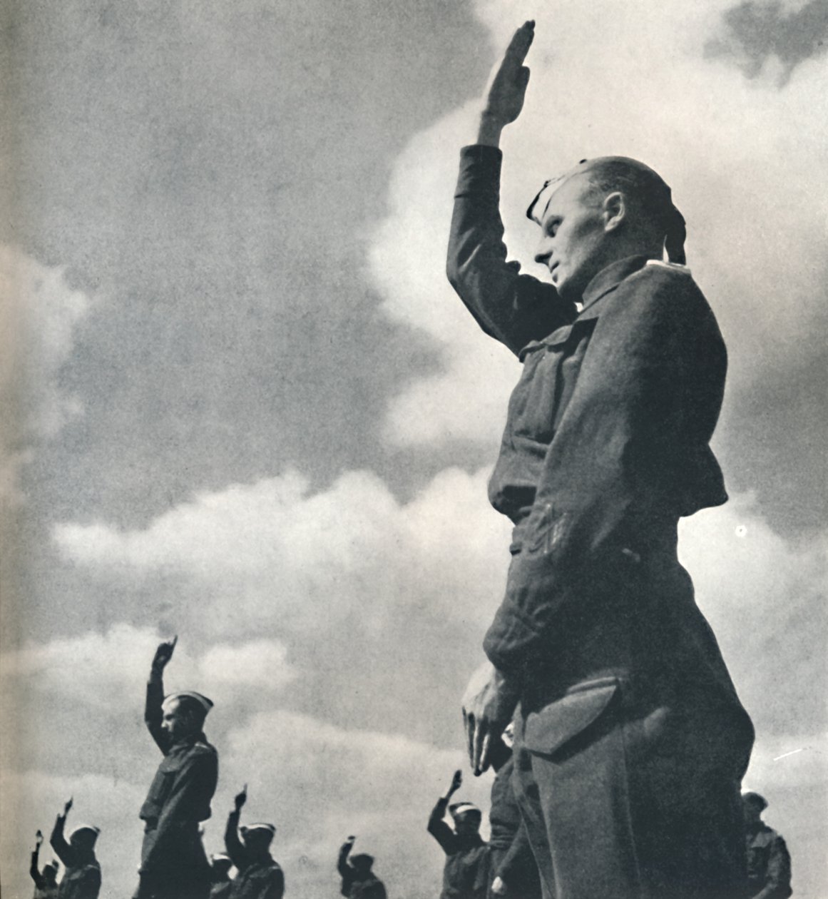 يد الجيش ، 1941 بواسطة سيسيل بيتون