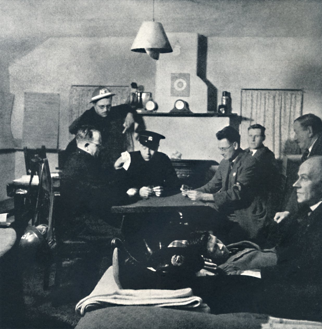 مشاهدة ليلية: فرقة Fire Relaxs ، 1941 بواسطة سيسيل بيتون