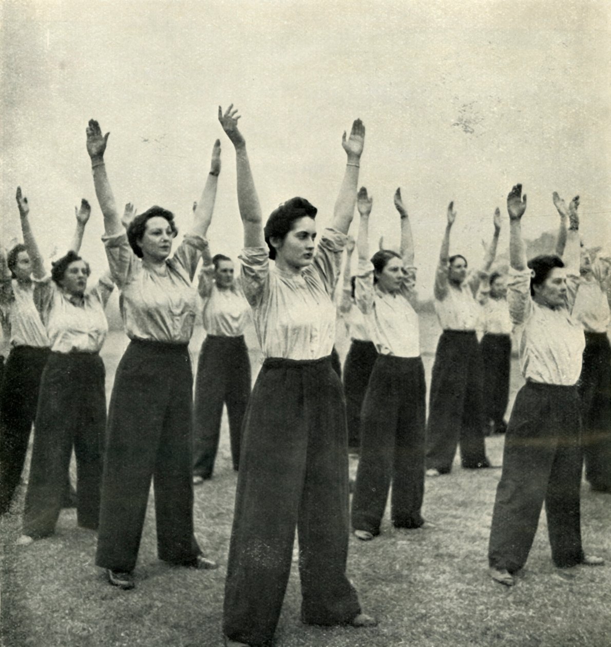 التدريب البدني في مستودع المجندين ، c1943. بواسطة سيسيل بيتون