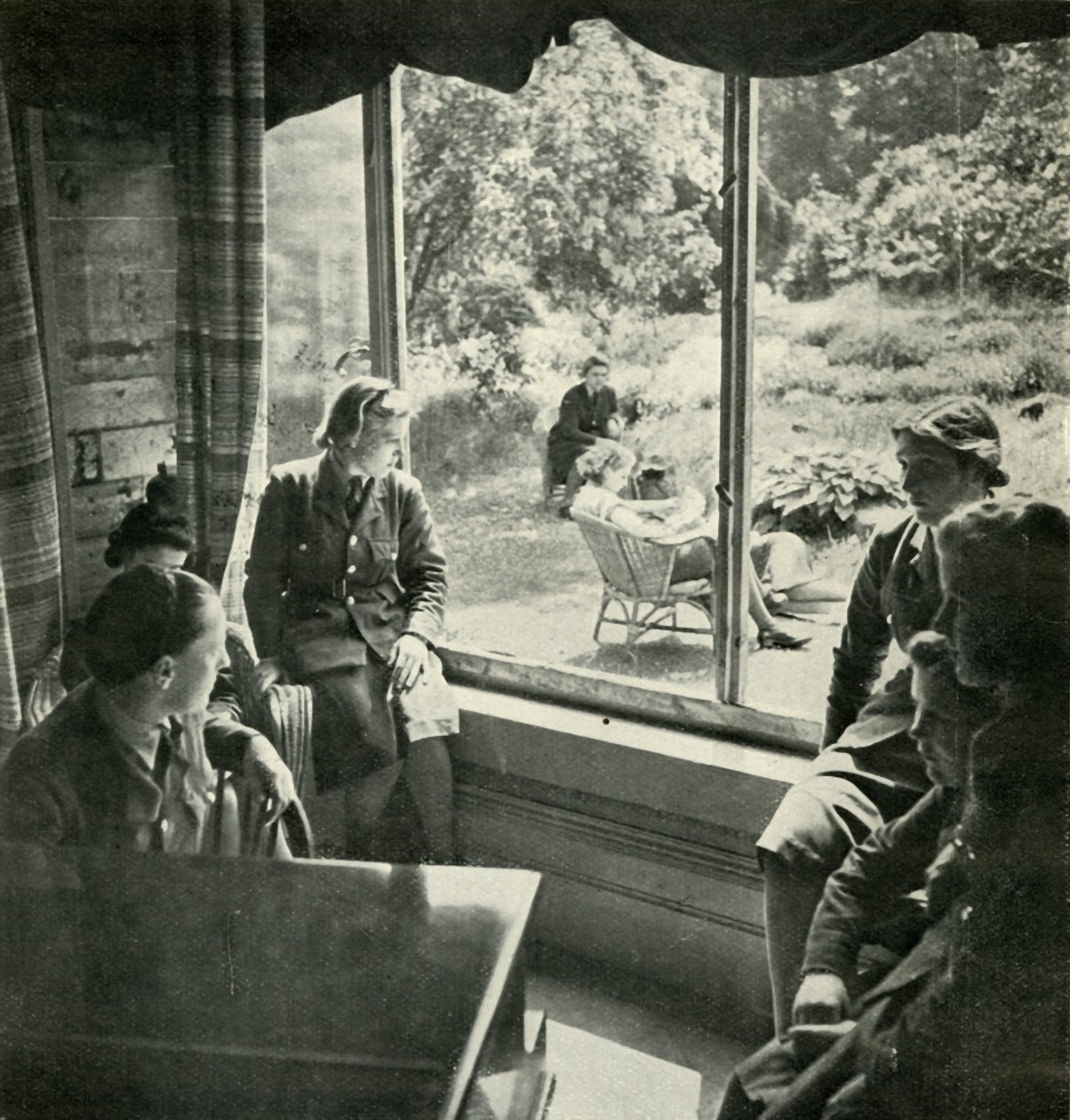 يوم الصيف ، c1943. بواسطة سيسيل بيتون