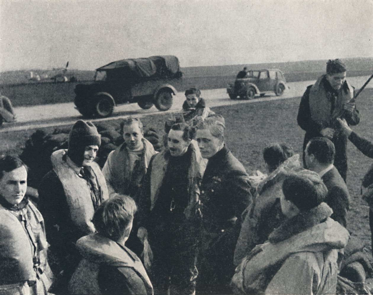 ناقشت الرحلة ، 1941 بواسطة سيسيل بيتون