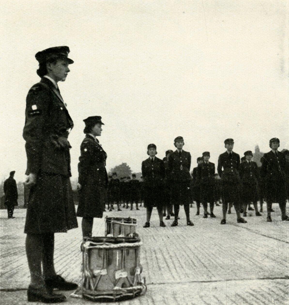 فرقة WAAF على موكب ، c1943. بواسطة سيسيل بيتون