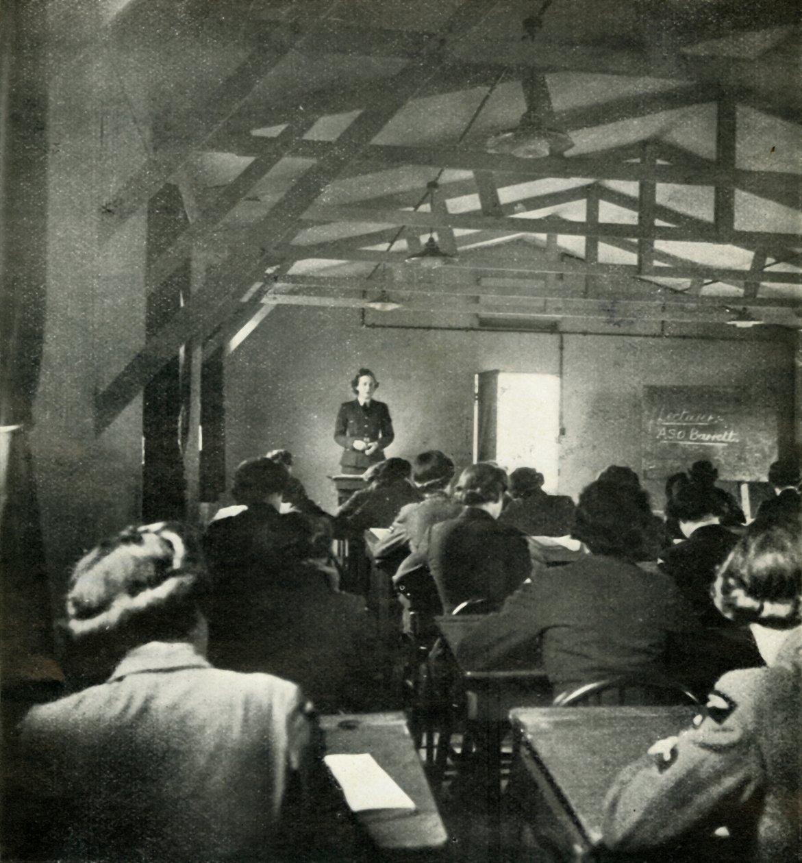 محاضرات ضابط WAAF ، c1943. بواسطة سيسيل بيتون
