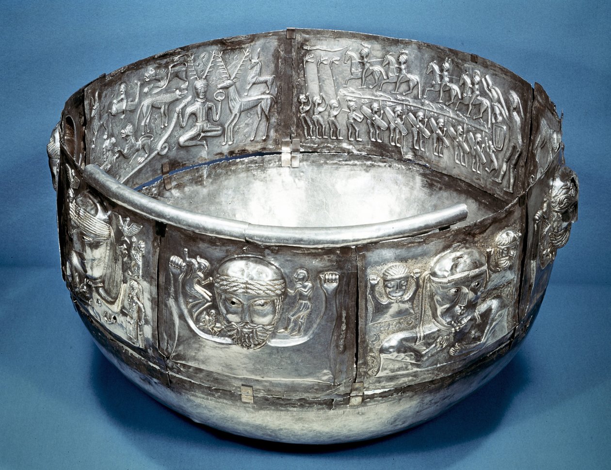 Gundestrup Cauldron (وعاء) ، وعاء طقوس سلتيك من القرن الأول قبل الميلاد. في الداخل على اليمين سيرنونوس ، ملك الحيوانات. الفضة مذهب جزئيا. المتحف الوطني الدنماركي ، كوبنهاغن. بواسطة سلتيك