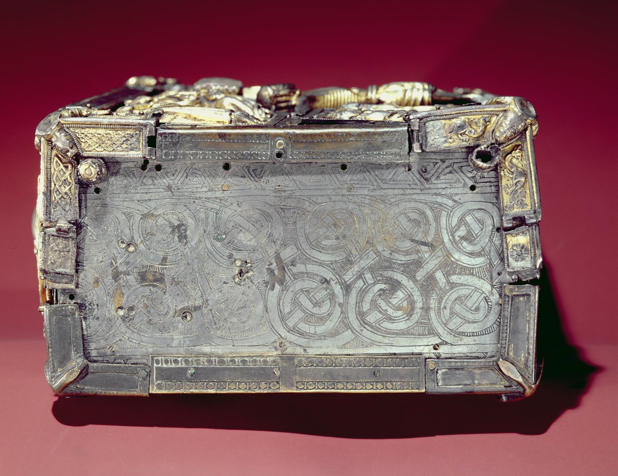 لوحة جانبية لمزار Domnach Airgid Book ، Clones ، مقاطعة Monaghan ، القرن الثامن ، أعيد تشكيلها في c.1350 (الطقسوس المغطى بالصفائح البرونزية المطلية بالقصدير والفضة المذهبة) بواسطة سلتيك