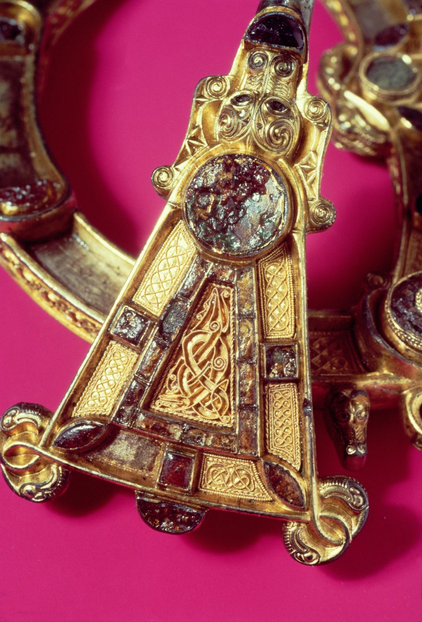 تارا بروش (فضة مصبوبة مغطاة بورق الذهب والخرز والذهب والعنبر والزجاج) (التفاصيل) بواسطة سلتيك