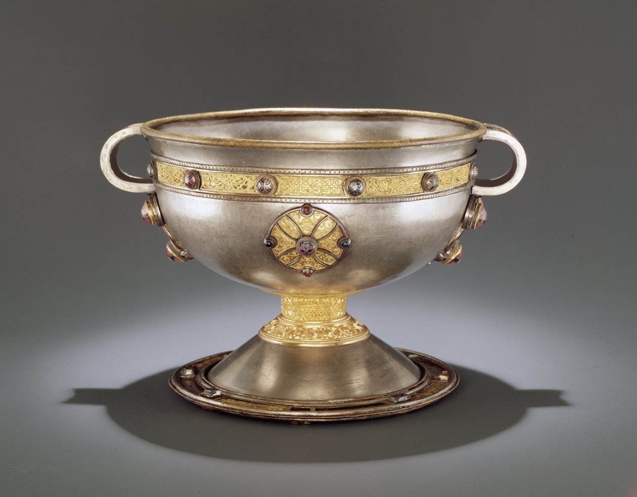 The Ardagh Chalice ، Reerasta ، County Limerick ، أوائل القرن الثامن (الفضة مع التذهيب الفضي والمينا والنحاس والبرونز) ( بواسطة سلتيك
