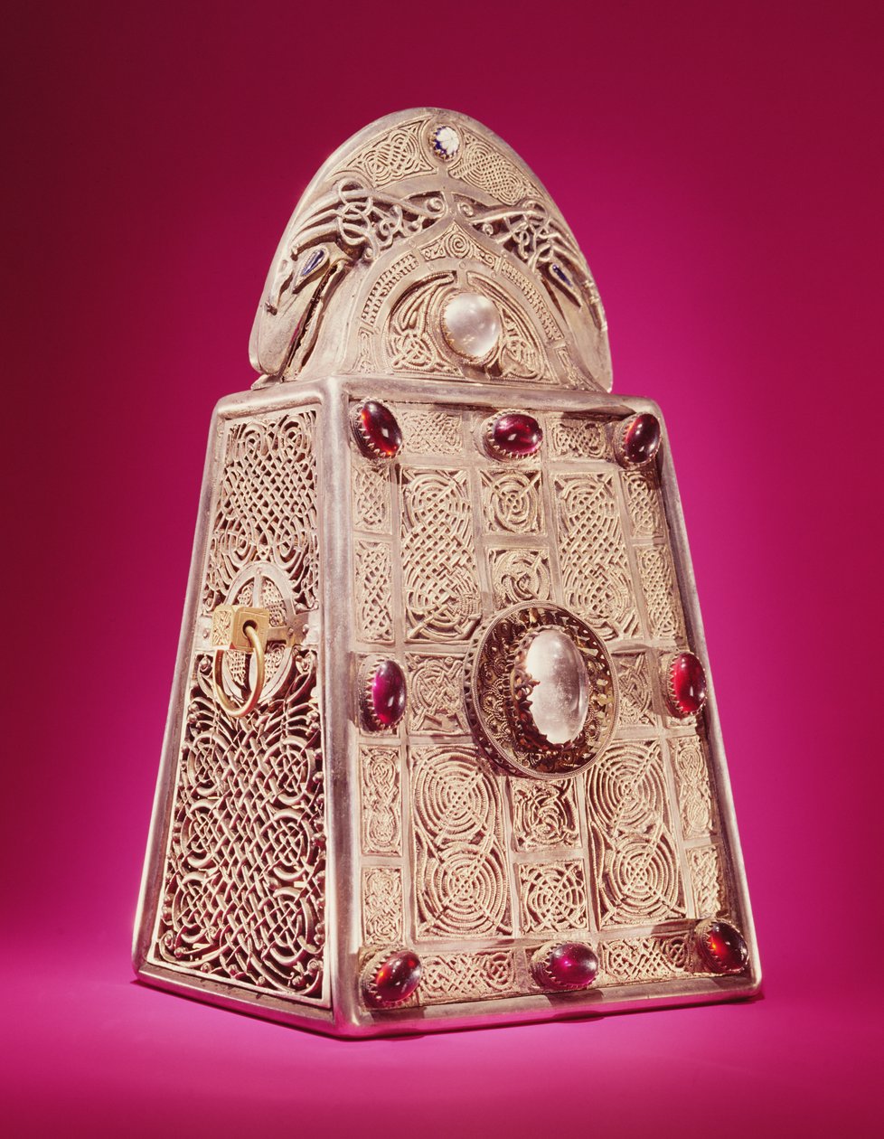 ضريح جرس القديس باتريك ، من Armagh ، أيرلندا ، c.1100 (البرونز مع الفضة والزجاج والكريستال الصغر والزجاج) (انظر أيضًا 344384) بواسطة سلتيك