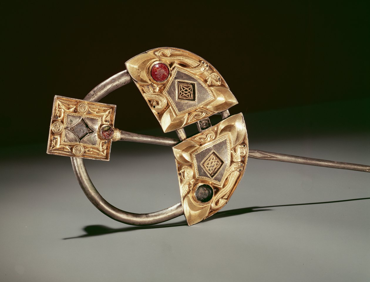 بروش حلقي ، Ardagh Hoard ، Reerasta ، County Limerick ، Viking Age (silver-gilt) بواسطة سلتيك