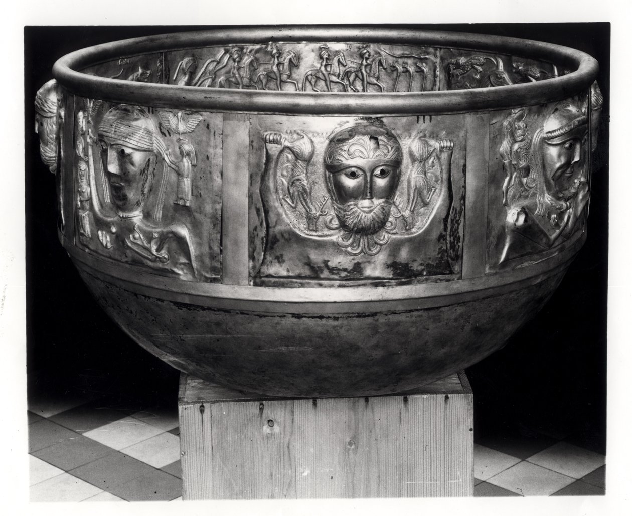 نسخة طبق الأصل بالحجم الكامل من Gundestrup Cauldron ، النسخة الأصلية من القرن الأول قبل الميلاد (صورة b - w) بواسطة سلتيك