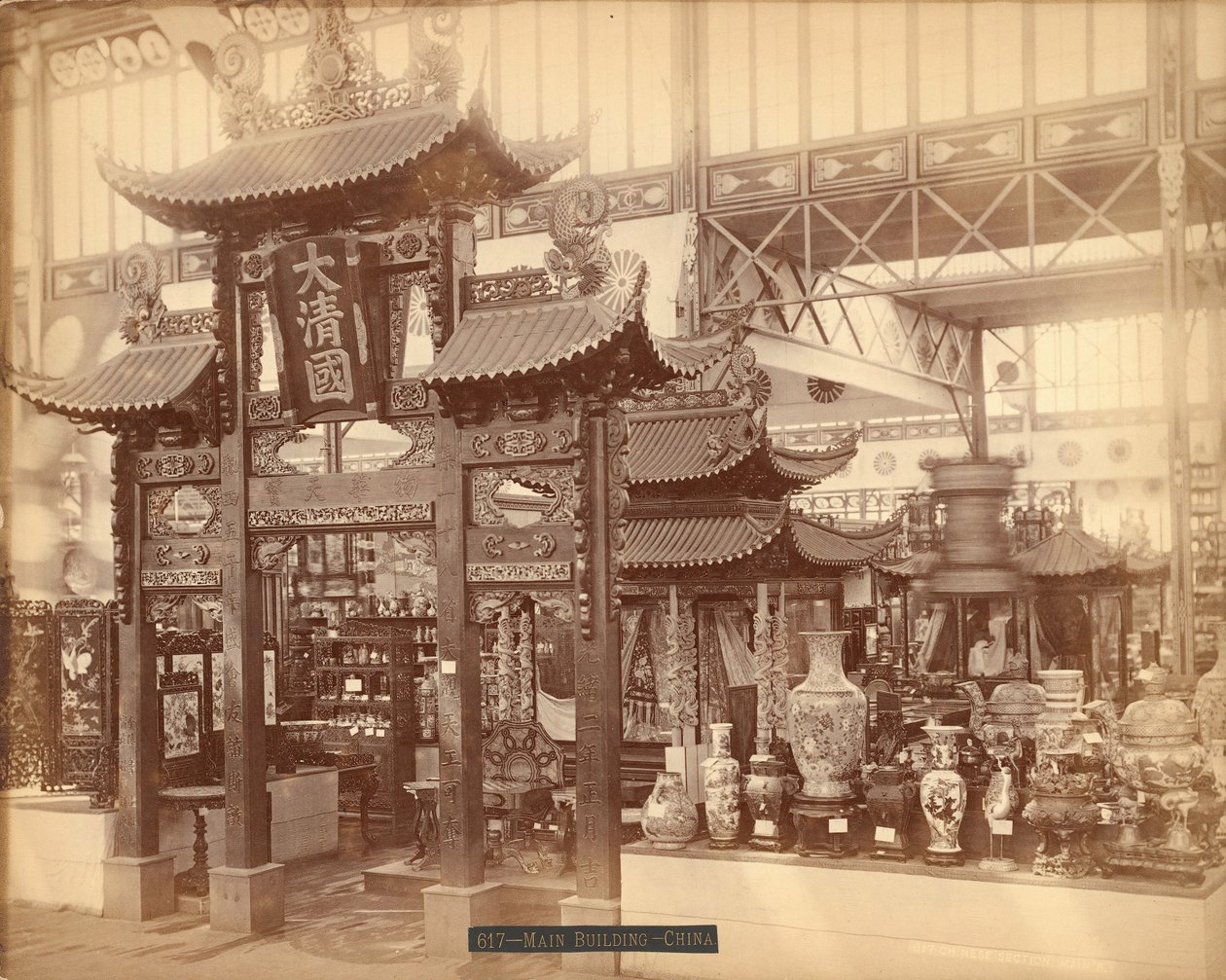 View of the Chinese Court, Main Building, Centennial Exhibition, Philadelphia بواسطة شركة المئوية للصور الفوتوغرافية