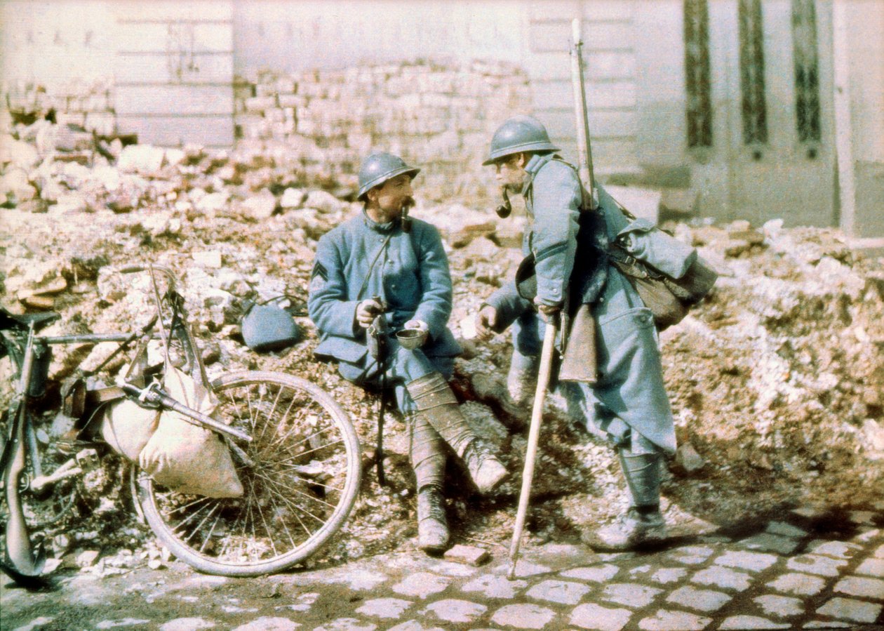 جنديين فرنسيين في بلدة قصفت بالمدفعية الألمانية ، الجبهة الغربية ، فرنسا ، c.1914-18 (autochrome) بواسطة تشارلز أدريان