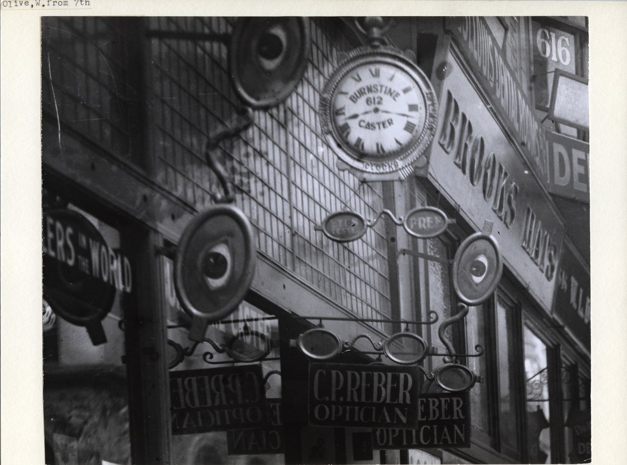 لافتات CP Reber Optician ، Burnstine Caster Clocks ، و Brooks Hats على طول واجهات متاجر 612-614 Olive Street بواسطة تشارلز كليمنت هولت