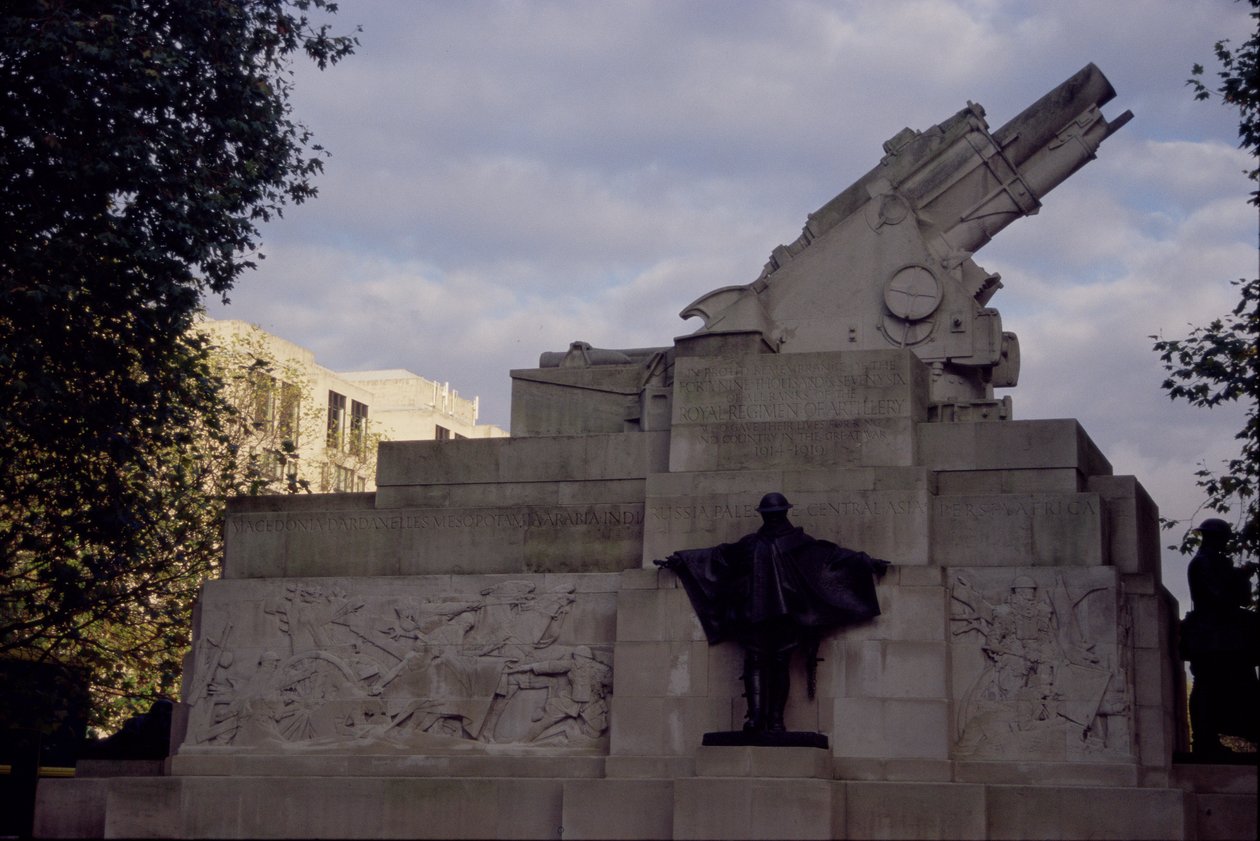 منظر جانبي للنصب التذكاري للمدفعية الملكية 1914-18 ، 1925 (برونز وحجر بورتلاند) بواسطة تشارلز رقيب جاغر