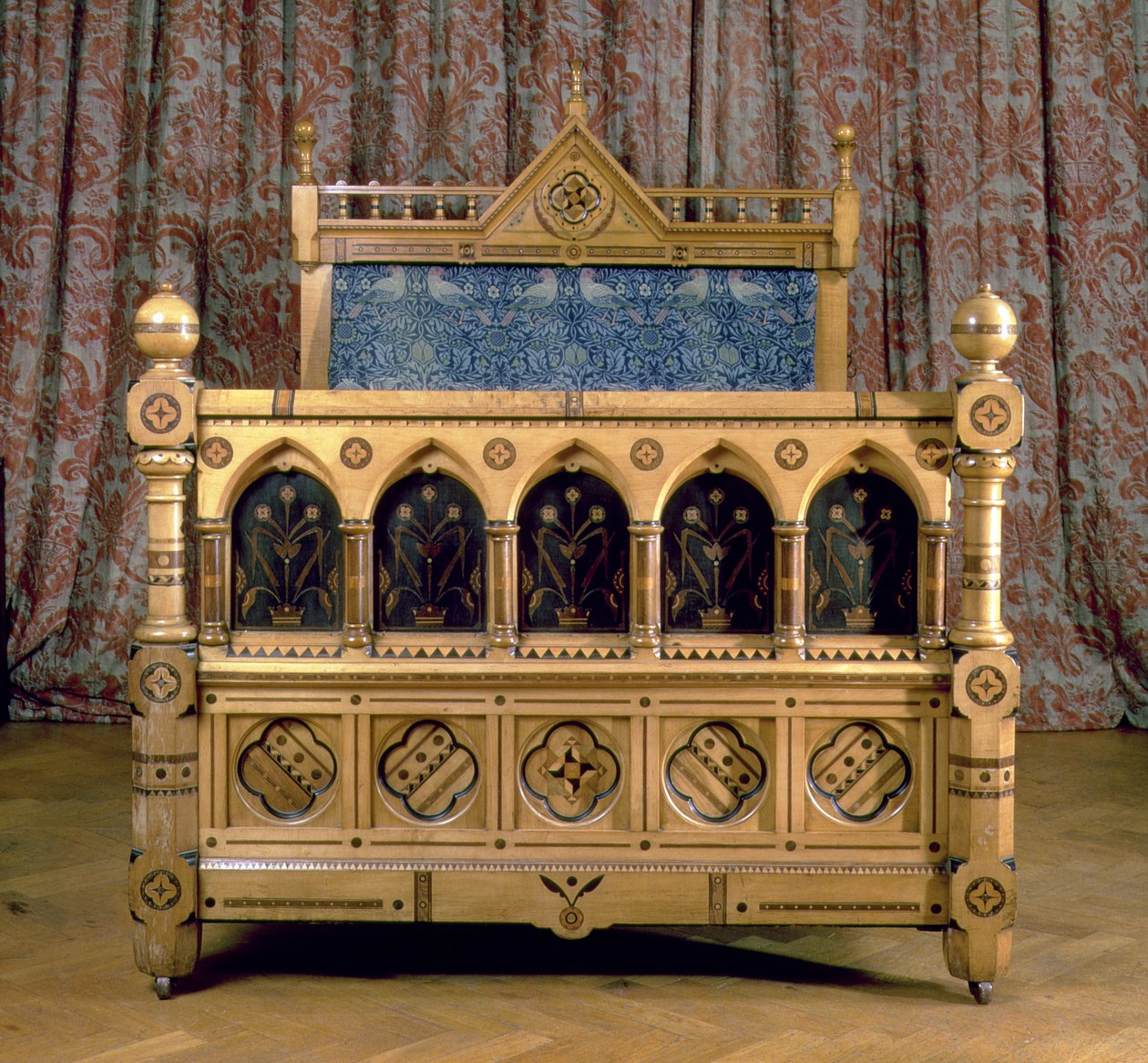 سرير مطور قوطي مجدد مع لوح أمامي مبطن ، مصنوع من Marsh & Jones ، c.1866 (خشب) بواسطة تشارلز بيفان