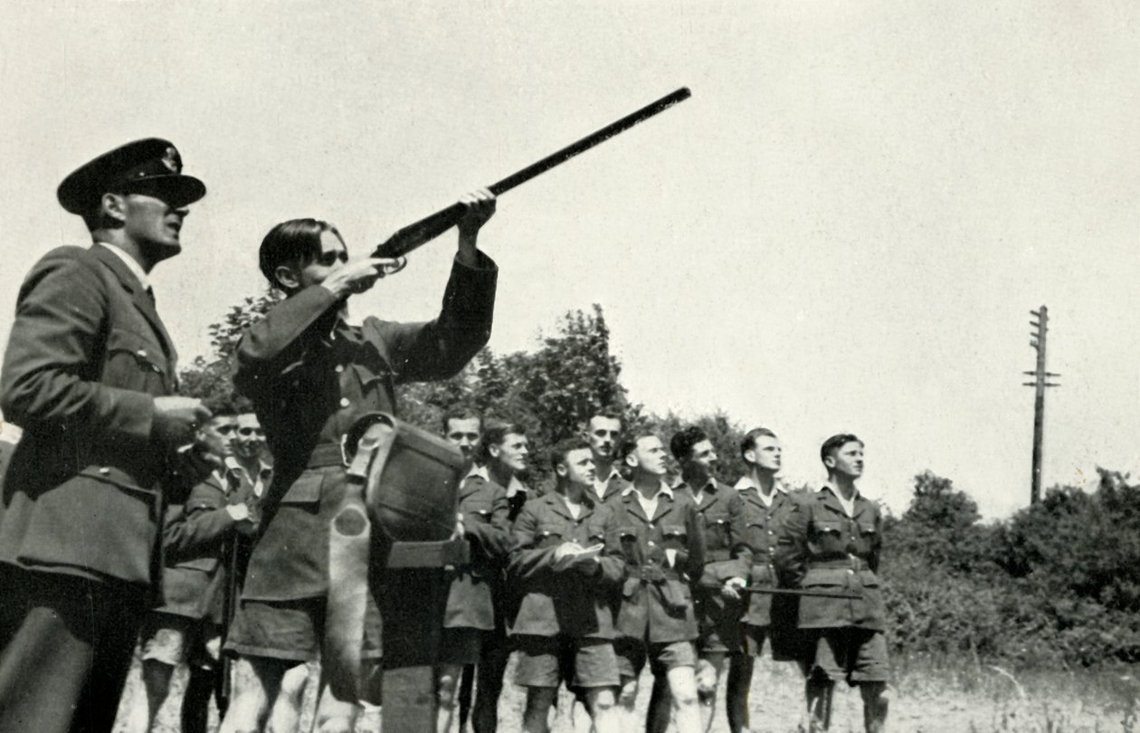 أفراد سلاح الجو الملكي البريطاني يتعلمون إطلاق البنادق خلال الحرب العالمية الثانية ، 1941. بواسطة تشارلز براون