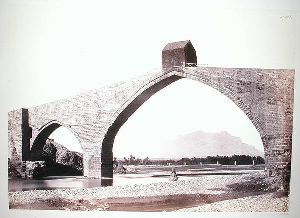 جسر الشيطان ، مارتوريل ، حوالي عام 1865 (طباعة فضية زلال من الزجاج السلبي) بواسطة تشارلز كليفورد