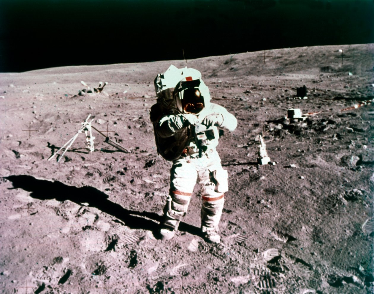 رائد الفضاء جون يونغ على سطح القمر ، مهمة أبولو 16 ، 21 أبريل 1972. بواسطة تشارلز ديوك