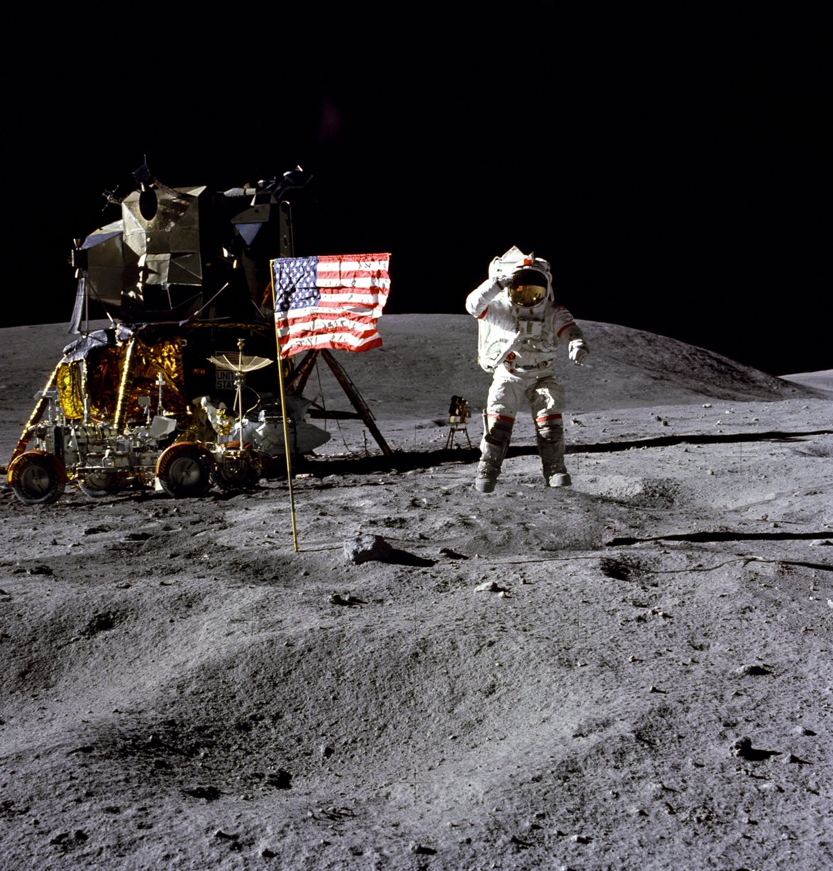 جون يونغ على سطح القمر ، 1972. بواسطة تشارلز ديوك