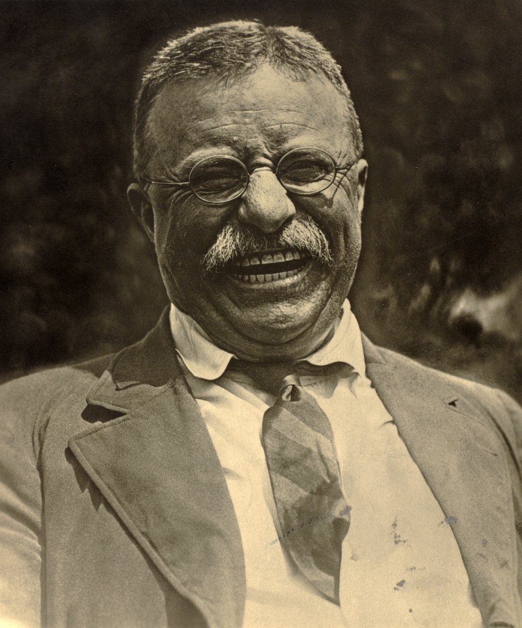 ثيودور روزفلت يضحك ، حوالي عام 1910 (صورة بالأبيض والأسود) بواسطة تشارلز دوبريز