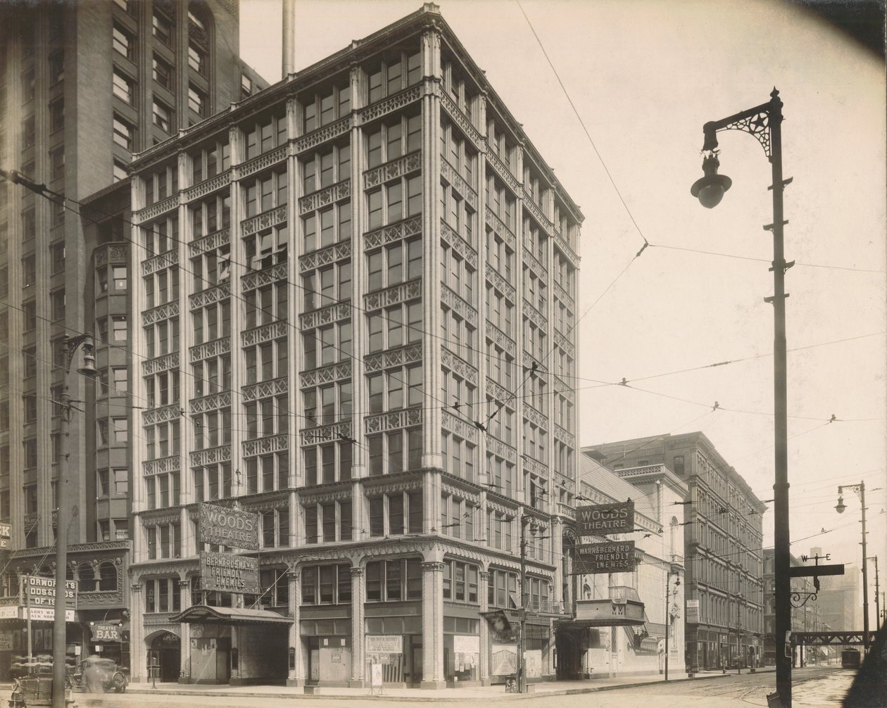 منظر لمسرح وودز في 54 W. Randolph St. ، Chicago ، c.1900 بواسطة تشارلز إي باركر