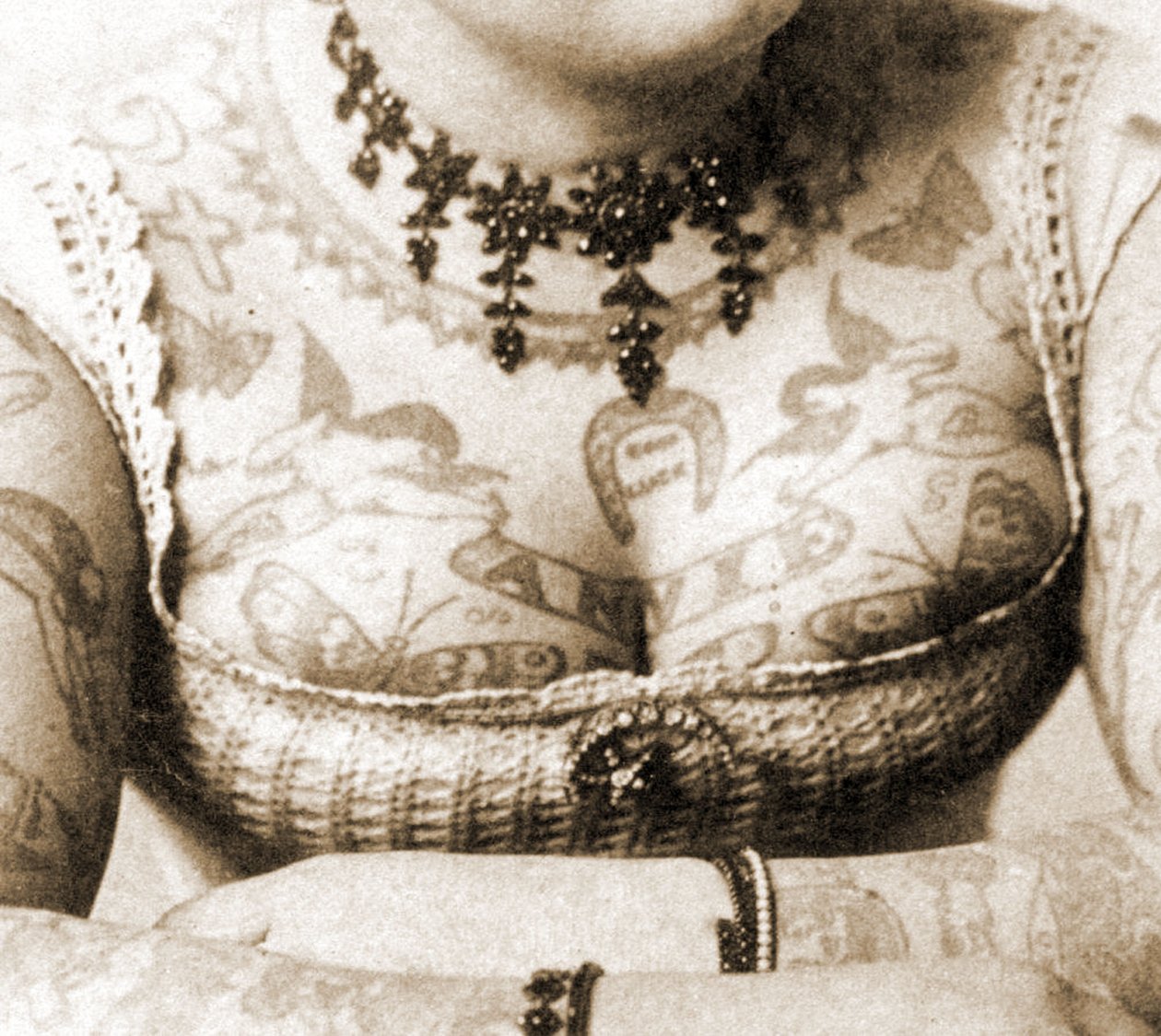صورة مقرّبة لصدر آني هوارد ، 1898 (صورة الخزانة) بواسطة تشارلز ايزنمان