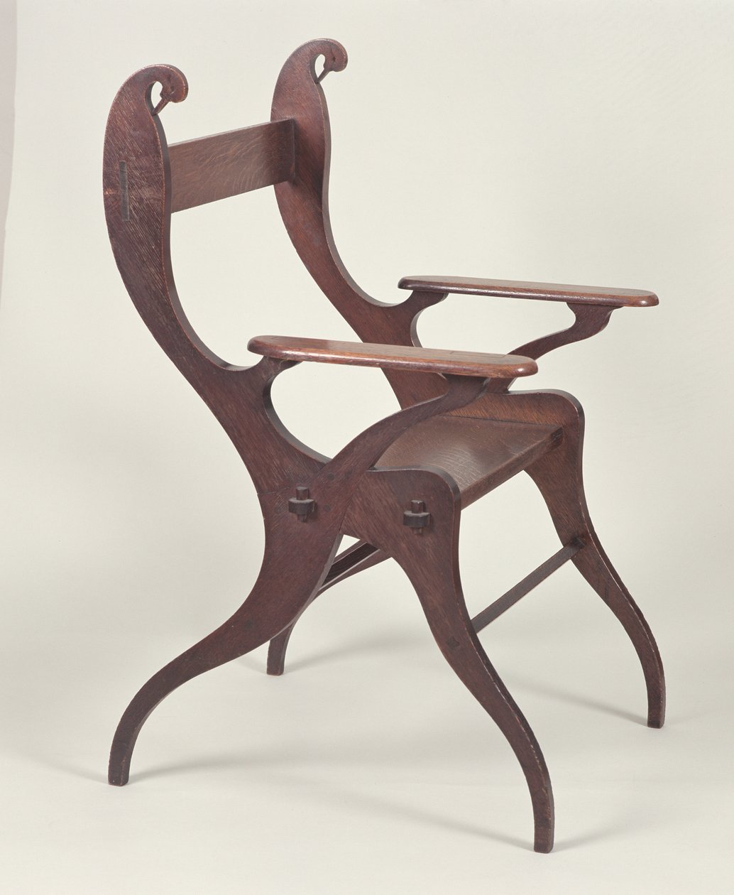 كرسي بذراعين أو كرسي بجعة صممه CFA Voysey (1857-1941) في 1883-5 ، صنع c.1898 (بلوط) بواسطة تشارلز فرانسيس أنيسلي فويسي