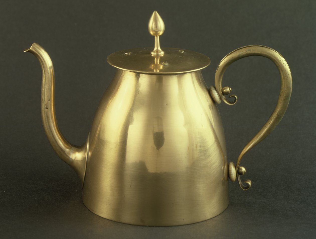 ابريق شاي 1896 (نحاس) بواسطة تشارلز فرانسيس أنيسلي فويسي