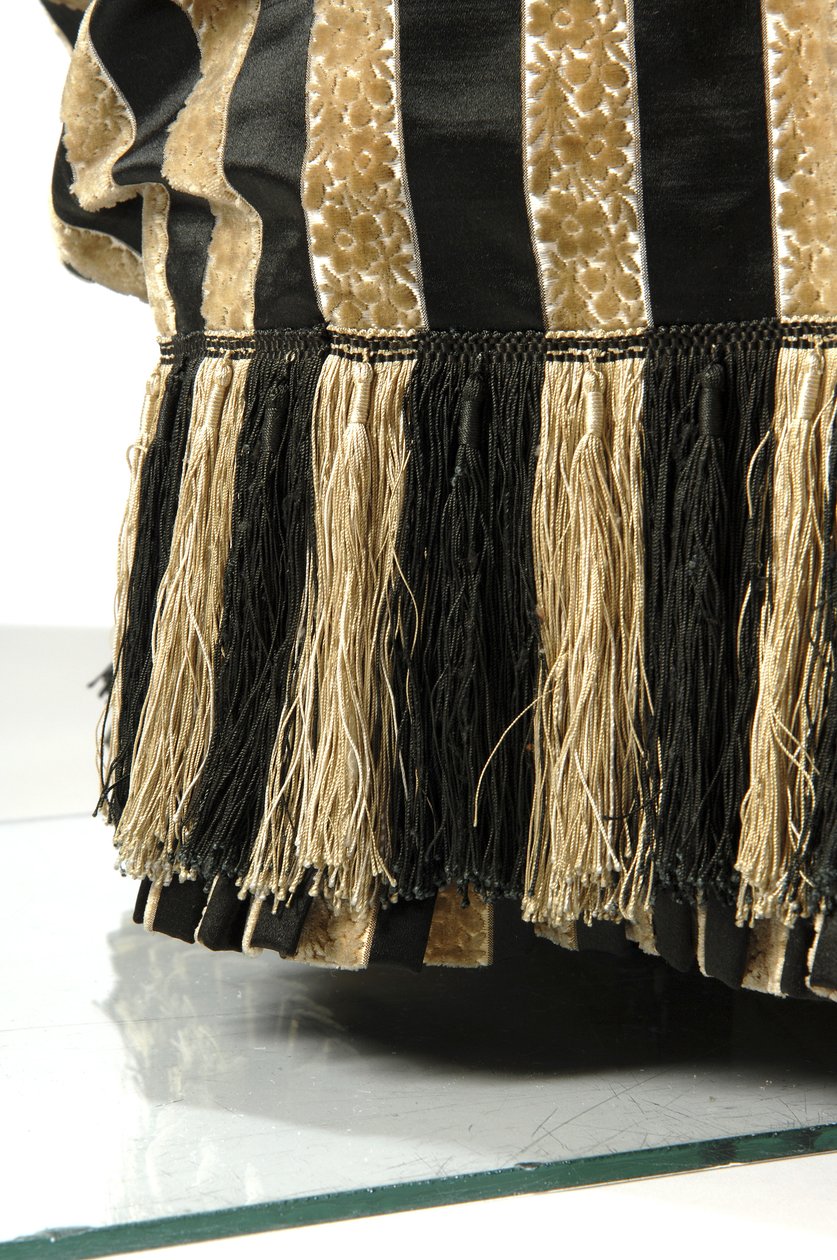 Evening dress, c.1884 (detail view of hem). Silk satin and cut velvet, lace, silk thread tassels and fringe. Charles Frederick Worth, France. بواسطة تشارلز فريدريك وورث