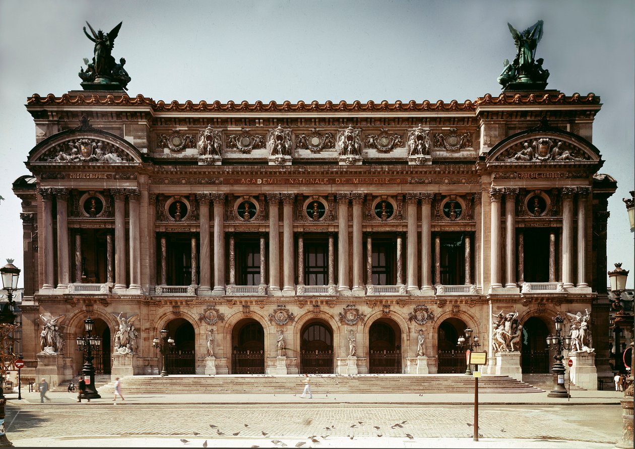 View of the facade of the opera theatre realized by Charles Garnier (1825-1898) in 1875 in Paris بواسطة تشارلز غارنييه