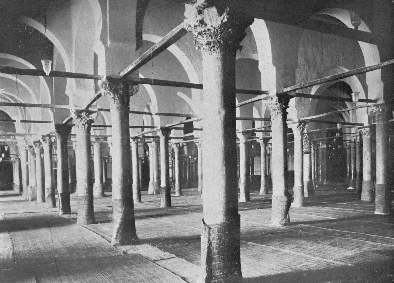 القيروان. داخل المسجد الكبير ، ج 1913 بواسطة Charles JS Makin