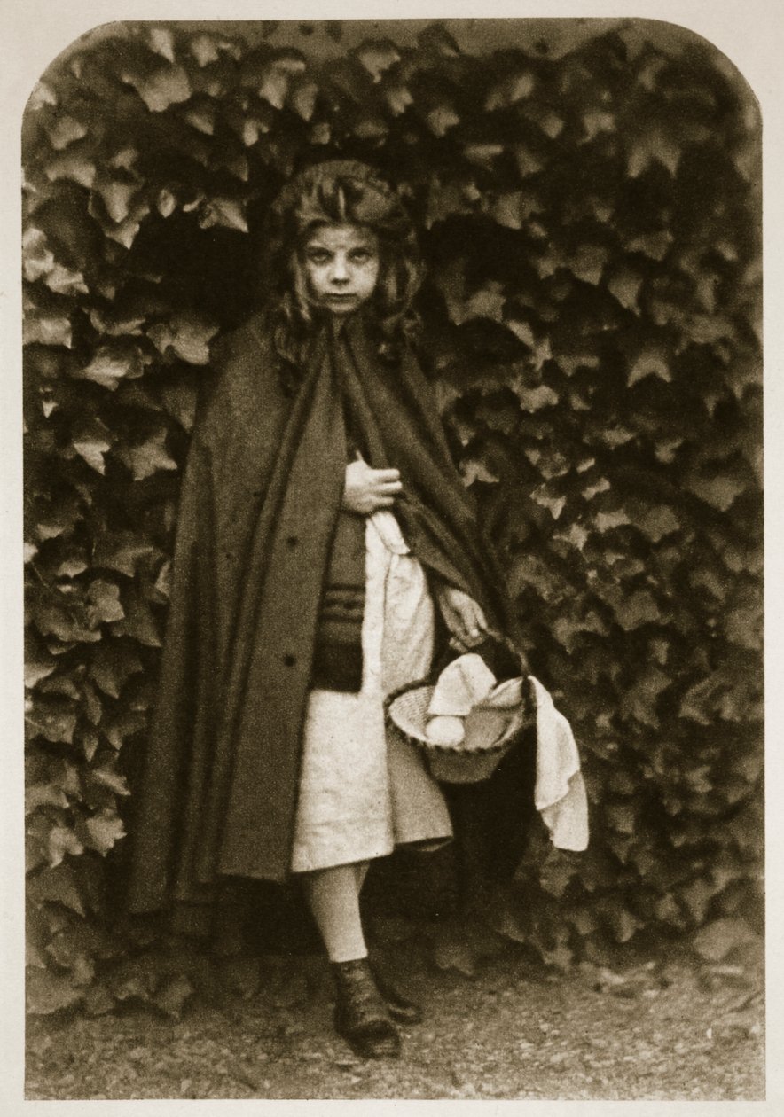 Agnes Grace Weld ، كـ "Little Red Riding Hood" ، 18 أغسطس 1857 (بني داكن) بواسطة تشارلز لوتويدج دودجسون
