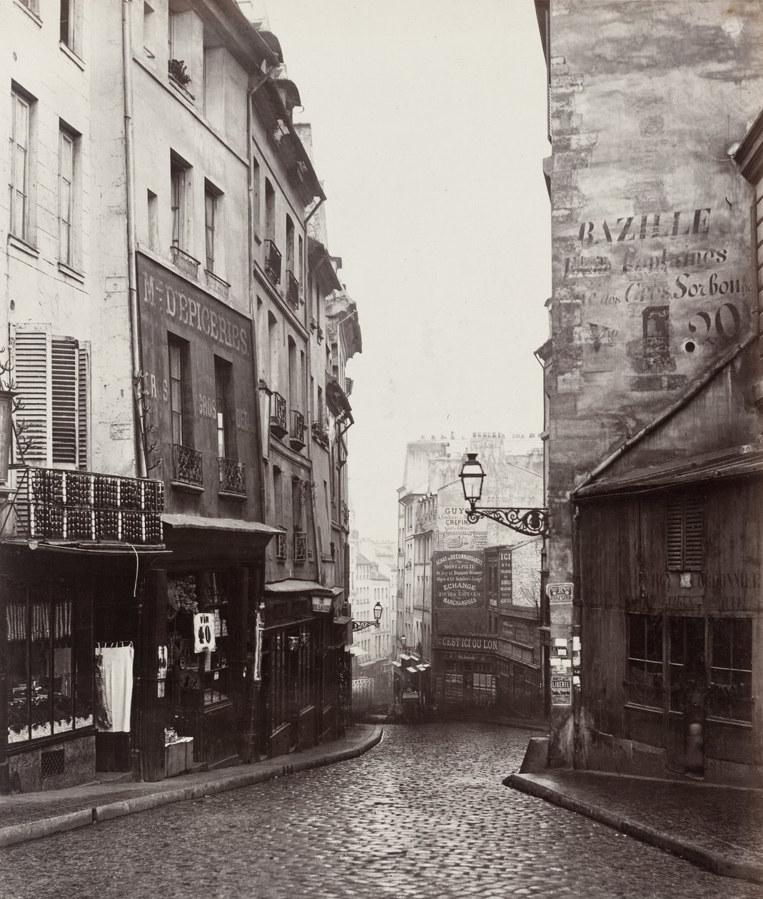 Rue de la Montagne-Sainte-Geneviève بالقرب من تقاطع شارع لابلاس بواسطة تشارلز مارفيل