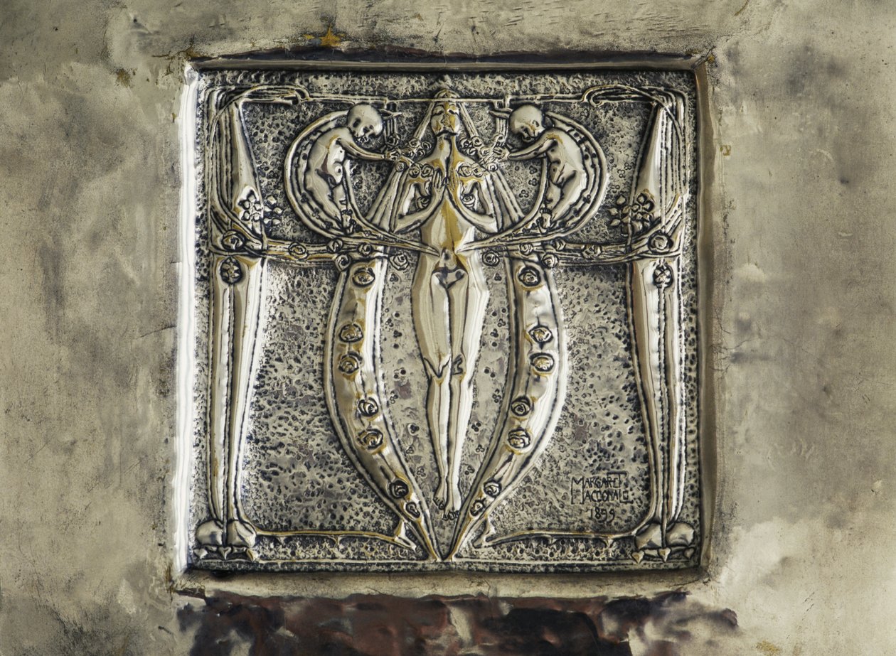 نقش بارز ، تفاصيل زخرفة الموقد ، غرفة نوم من تصميم Charles Rennie Mackintosh ، المملكة المتحدة ، القرن العشرين بواسطة تشارلز ريني ماكينتوش