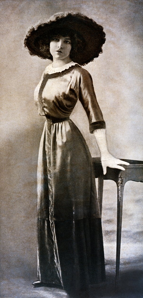 صورة لإميلي بوشود، عند خصر الدبابير القطبية، حوالي عام 1909 (صورة بالأبيض والأسود) بواسطة تشارلز ريوتلينجر