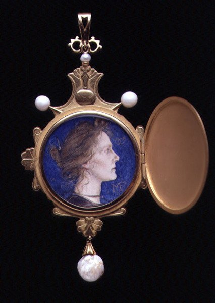 قلادة Pegasus تحتوي على صورة مصغرة من Miss Edith Emma Cooper (1862-1913) 1901 (قلم رصاص ومرحاض على المينا) (انظر 109662 للخارج) بواسطة تشارلز ريكيتس