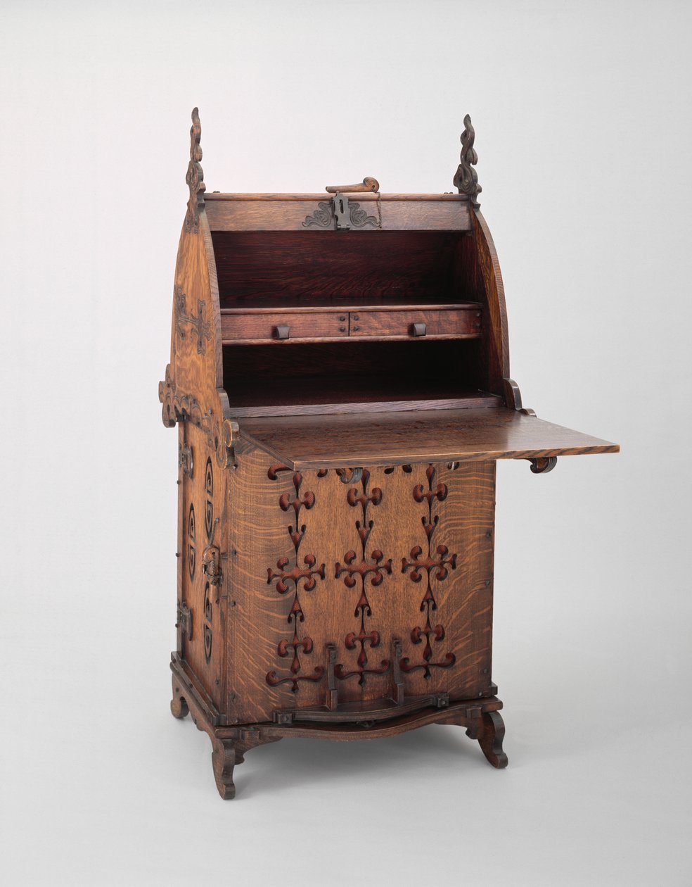 مكتب ، c.1889 (خشب البلوط والحديد والطلاء والخيش) بواسطة تشارلز رولفز