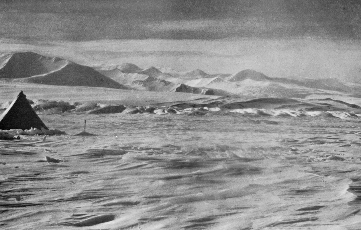 "الضغط على Beardmore Under the Cloudmaker Mountain" ، عام ١٩١١ ، ١٩١٣ بواسطة تشارلز س رايت