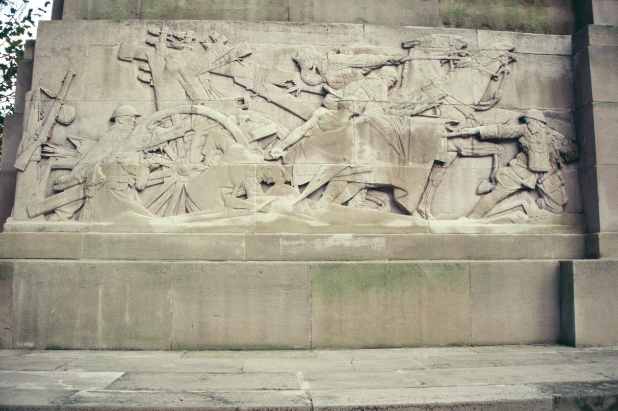 تفاصيل من النصب التذكاري للمدفعية الملكية 1914-18 ، 1925 (حجر بورتلاند) بواسطة تشارلز رقيب جاغر