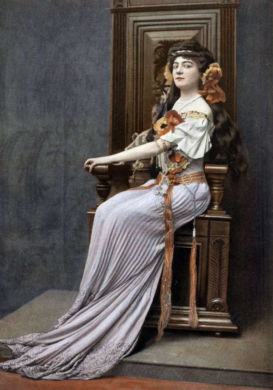 مغنية الأوبرا كيتي لابيريت (1884-1940) في دور دليلة في أوبرا quot;شمشون ودليلةquot;، تصوير شيري روسو من الصحيفة الفرنسية quot;Le Theatrequot; في أغسطس 1908 بواسطة شيري روسو
