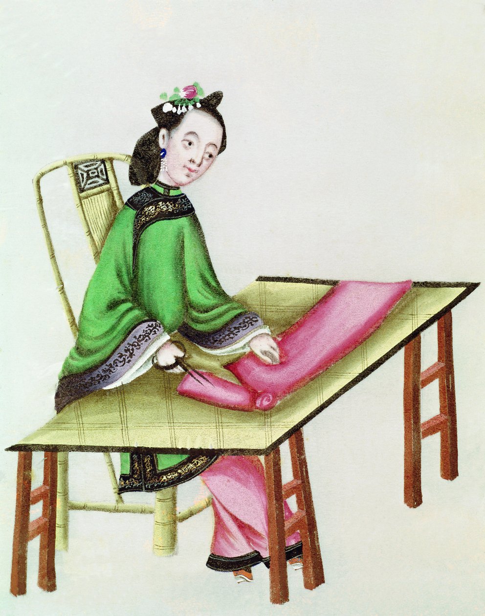 امرأة صينية تقطع القماش ، فترة تشيان لونغ (1736-1796) بواسطة المدرسة الصينية