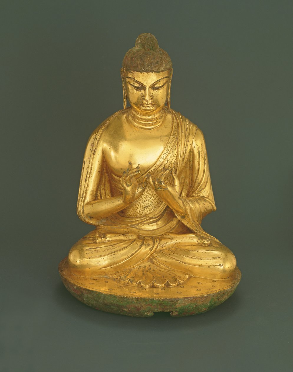 بوذا Vairocana (داري) ، سلالة تانغ (618-907) ، أوائل القرن الثامن (البرونزية المذهبة الرصاص) بواسطة المدرسة الصينية