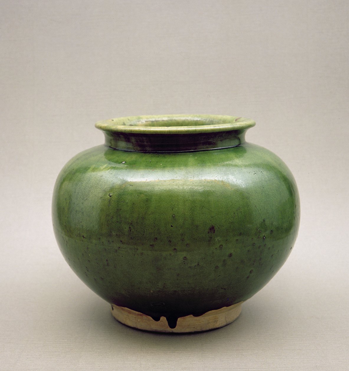 الجرة الصينية ، سلعة Yueh ، السلالات الستة (265-589 م) (سلوادون) بواسطة المدرسة الصينية