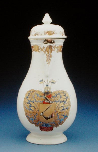 إبريق قهوة من ميسين على شكل ذراعي غوستاف غابرييل لود ، فترة تشيان لونغ (1736-1795) (الخزف) (انظر أيضًا 210134) بواسطة المدرسة الصينية