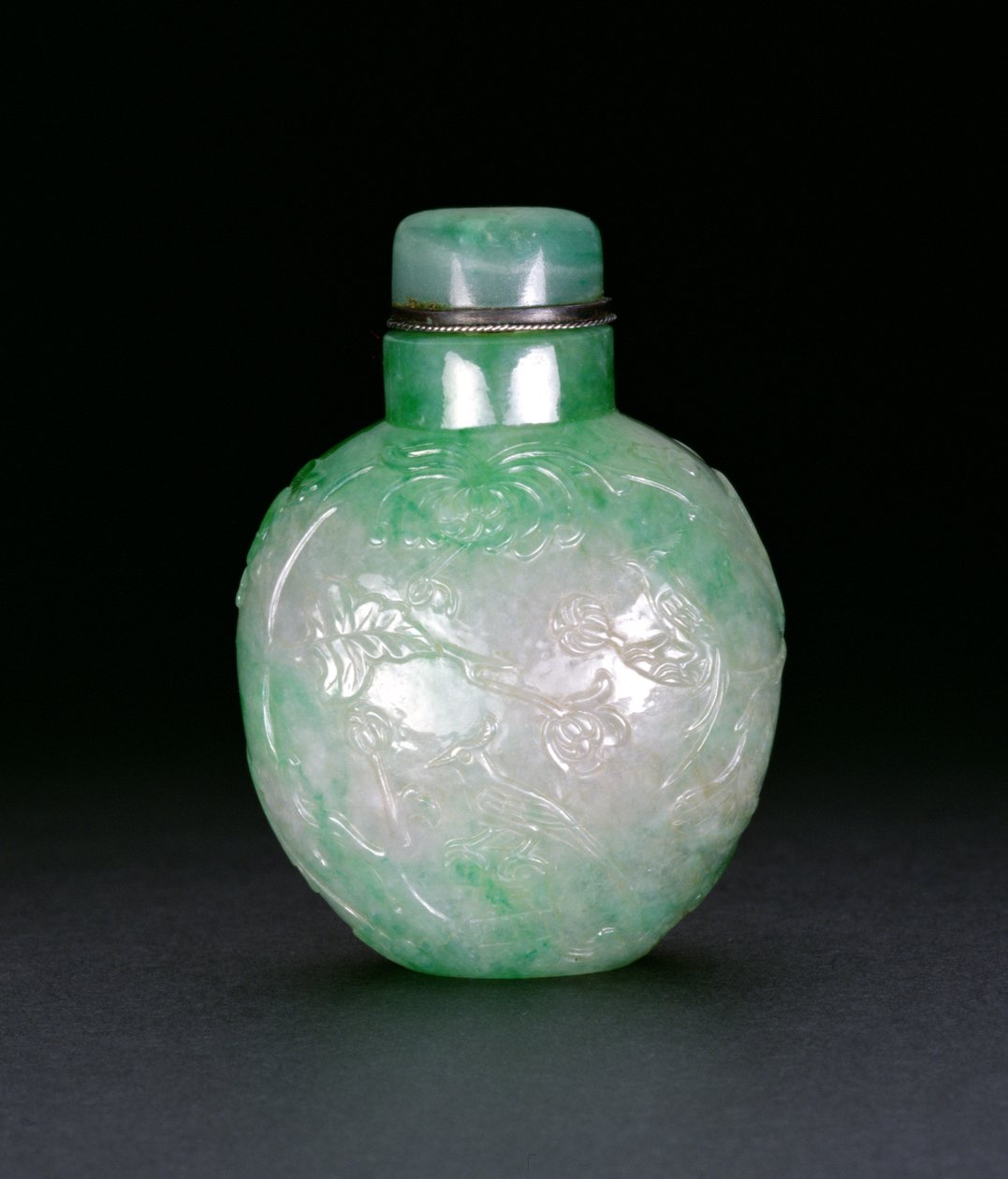 قارورة مزينة بتدرج وفراشة ، 1780-1850 (اليشم) بواسطة المدرسة الصينية