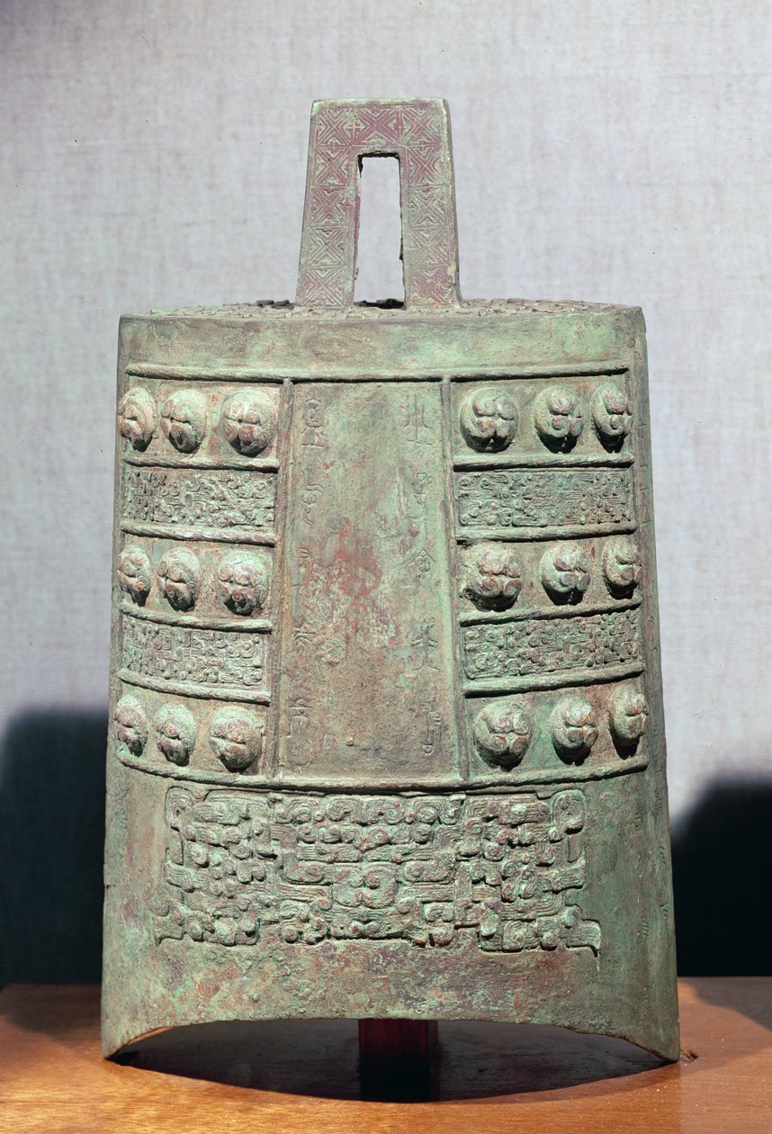 واحدة من مجموعة أجراس تم ضبطها بمقياس "pien chung" ، من قبر ماركيز تساي. Shou-hsien، Anhui، فترة الربيع والخريف حوليات (برونزية) بواسطة المدرسة الصينية