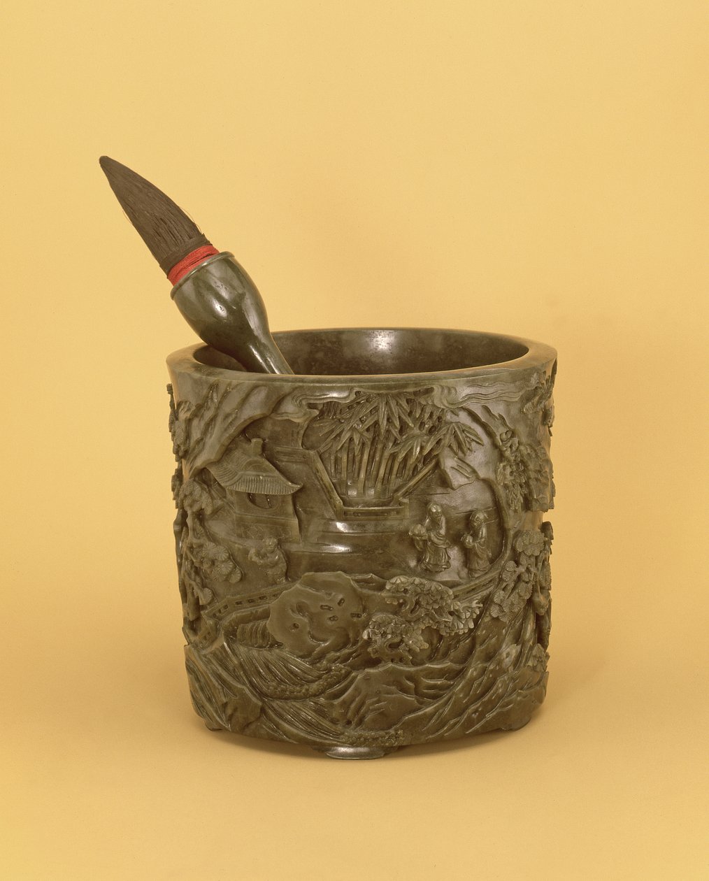 حامل الفرشاة للفرشاة والفرشاة ، فترة Qianlong (1736-1795) (يشم يشفر) (انظر أيضًا 394818) بواسطة المدرسة الصينية