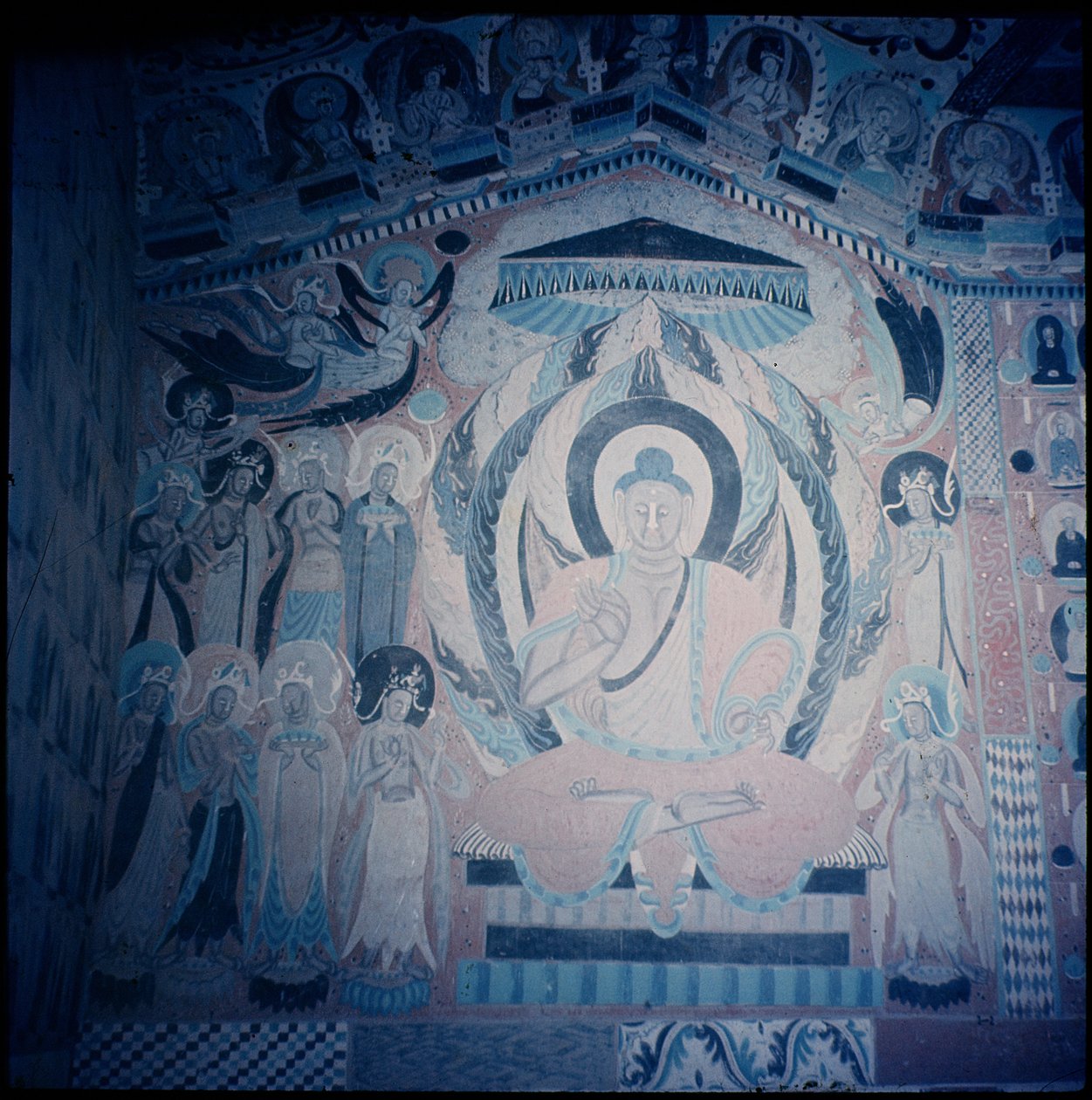 الوعظ بوذا Shakyamuni ، محاطة بوديساتفاس والأسباريس ، فترة Nanbeichao II ، 501-580 م (رسم الكهف) بواسطة المدرسة الصينية