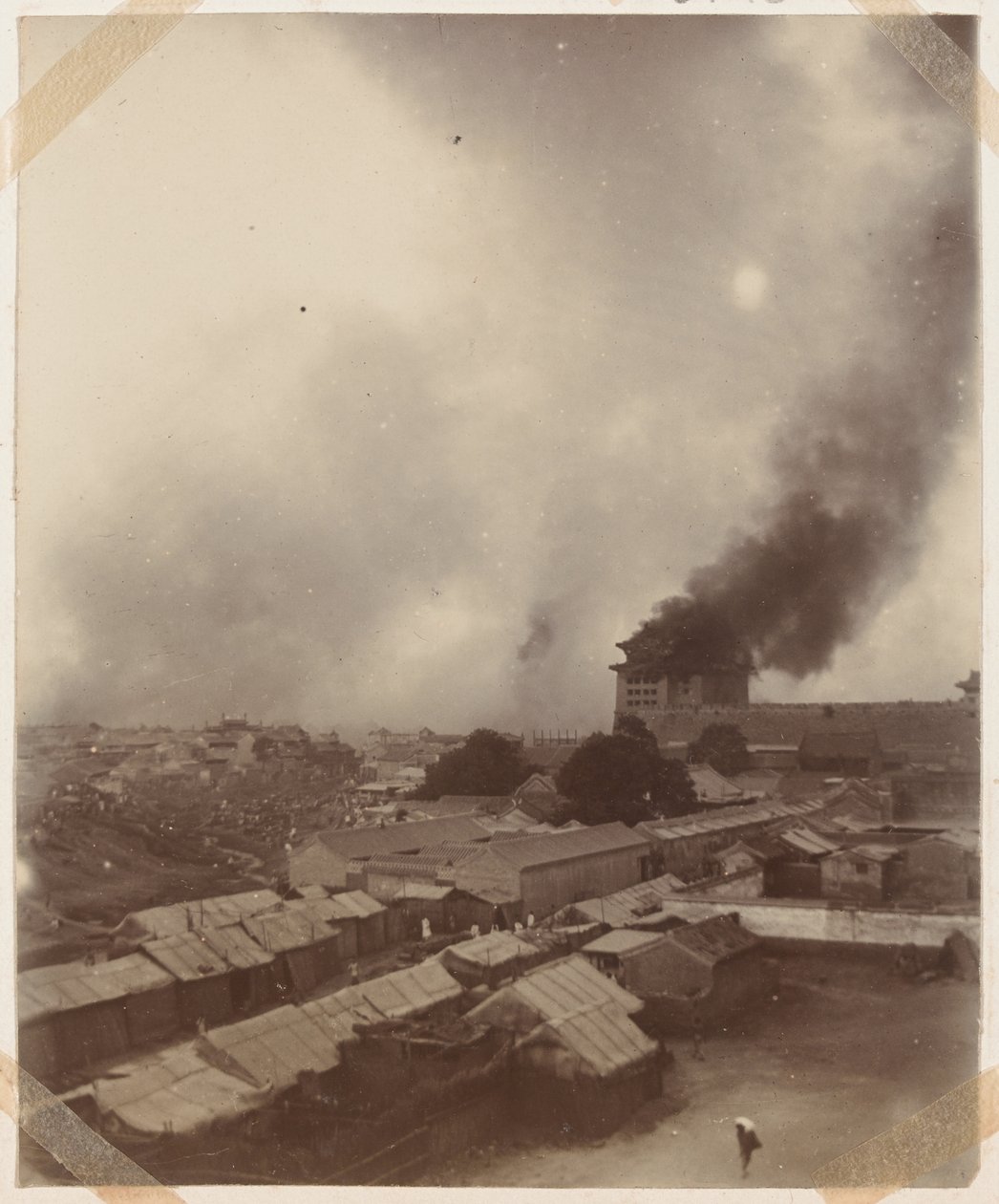 حريق كبير عند البوابة الرئيسية لبكين ، 1900 بواسطة مصور صيني