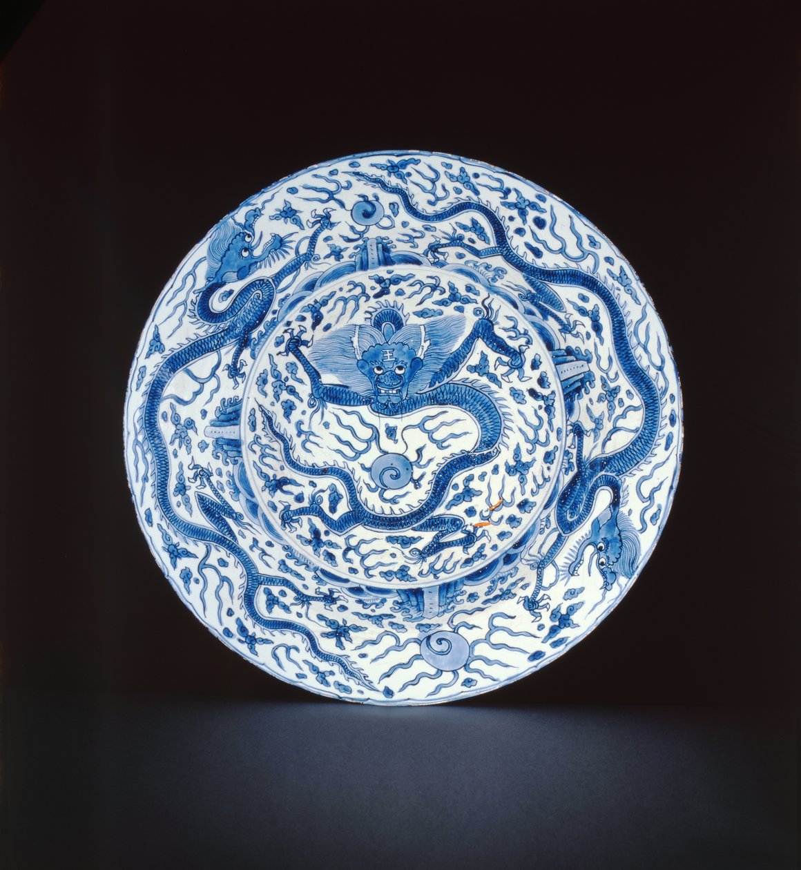 طبق أزرق وأبيض مطلي بالتنين ، Wanli أو Chongzheng ، 1600-35 (بورسلين) بواسطة المدرسة الصينية